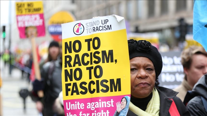protestar contra racismo fascismo