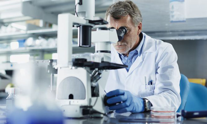cientifico en laboratorio microscopio