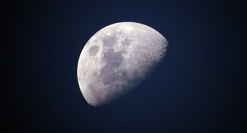 Un meteorito impactó la Luna y dejó un cráter de 15 metros