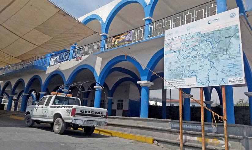Oficinas de la presidencia de Santiago Xalinztla. En la esquina se observa un mapa de las poblaciones en riesgo por la actividad del volcán Popocatépetl.