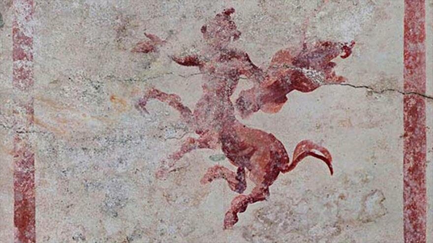 Detalle de uno de los frescos que decoran una de las salas recién descubiertas en la Domus Aurea de Nerón de Roma, Italia