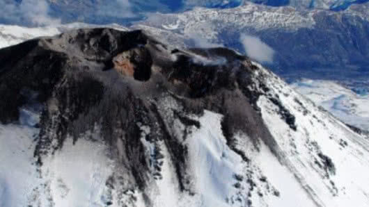 La zona volcánica está situada a unos 420 kilómetros al sur de Santiago, donde el mes de julio registró un aumento de su actividad que se mantuvo estable hasta septiembre.