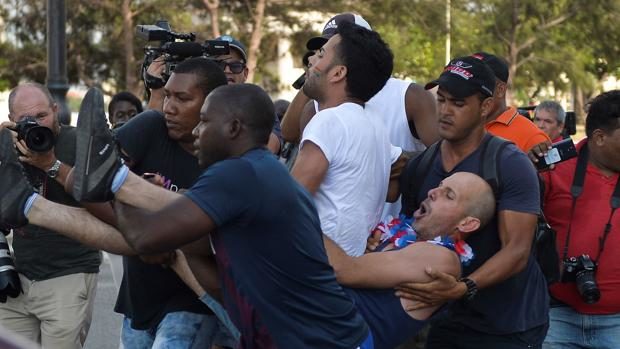 Policías arrestan a participantes en la marcha gay no autorizada en La Habana.