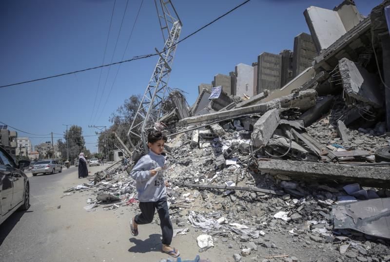 Un niño palestino pasa delante de un edificio en ruinas tras un ataque del Ejército de Israel, este martes, en Gaza. EFE