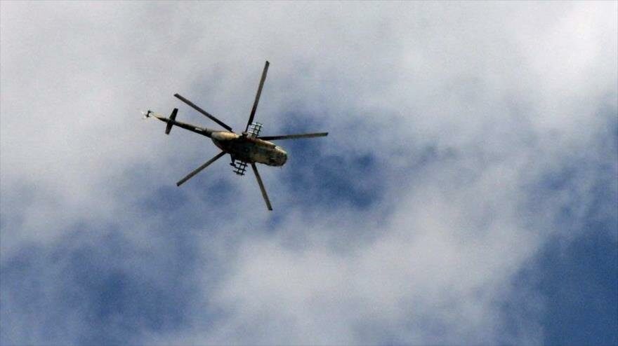 Helicóptero del Ejército sirio sobrevuela las posiciones terroristas.
