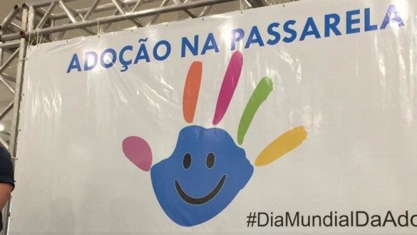 Cartel de 'Adopción en la Pasarela',Brasil