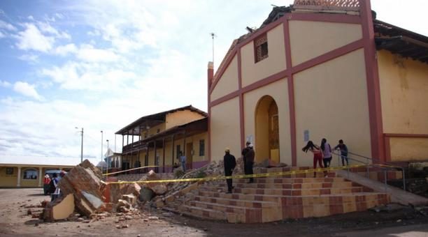 La iglesia de la parroquia Nambacola del cantón Gonzanama de la provincia de Loja sufrió daños en el sismo de la madrugada de hoy 26 de mayo del 2019 las torres y el campanario se fueron abajo.