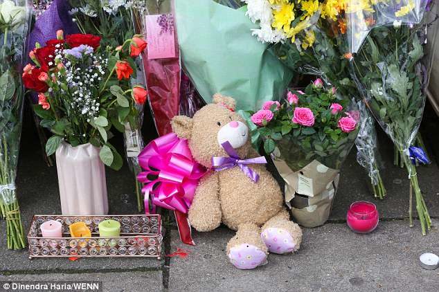 Homenajes florales para la víctima Tanesha Melbourne-Blake en Chalgrove Road, Tottenham