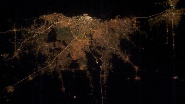 Vista nocturna desde el espacio de la ciudad de Buenos Aires.