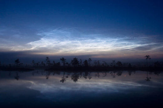 Nubes noctilucentes en el parque nacional de Soomaa.