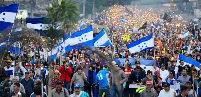 Una de las multitudinarias protestas en Honduras, reclamando la salida del presidenteJuan Orlando Hernández (JOH)