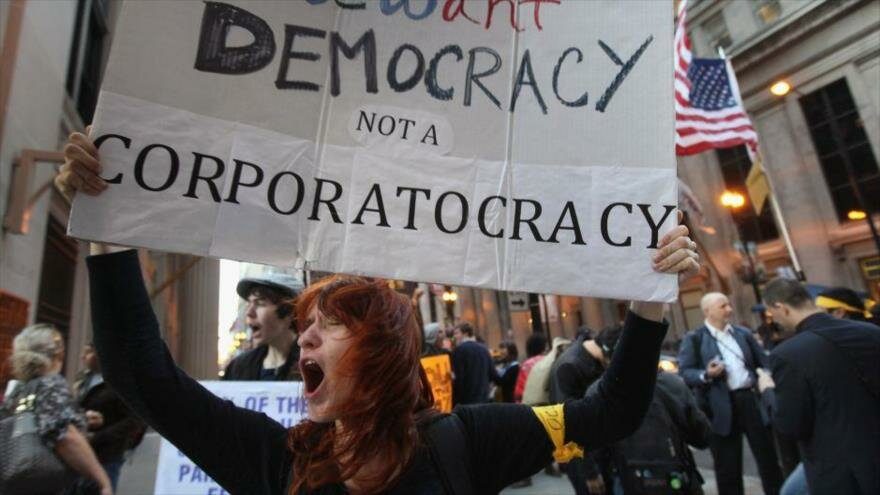 Una mujer protesta en EE.UU. portando una pancarta que exige democracia.