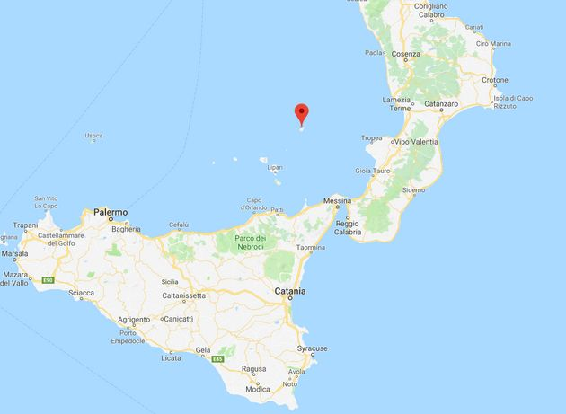 El volcán Stromboli entra en erupción y los turistas se echan al mar por miedo,Italia