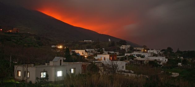 El volcán Stromboli entra en erupción y los turistas se echan al mar por miedo