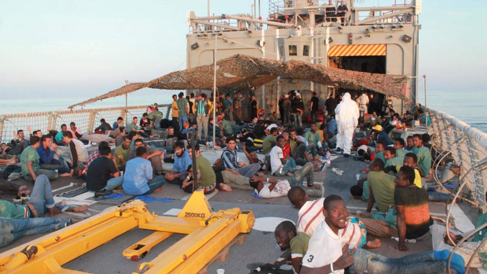 La fragata ‘Canarias’ rescata a 112 inmigrantes en aguas del Mediterráneo.