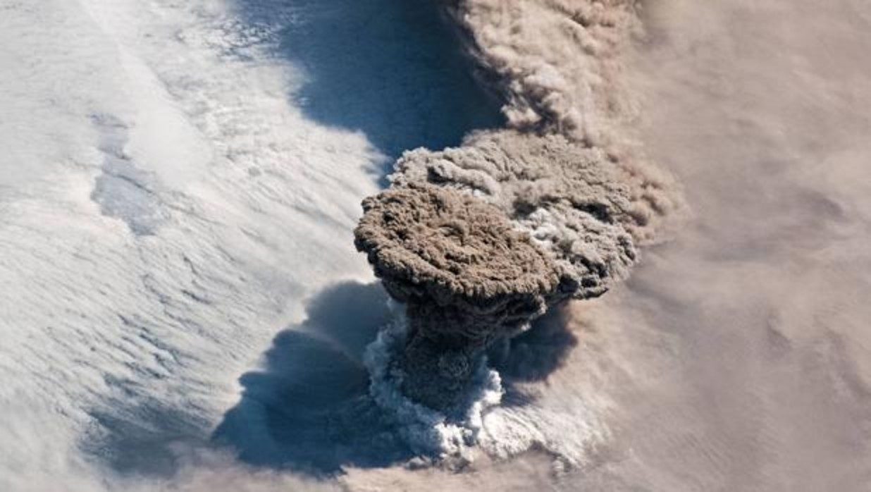 Volcán Raikoke visto desde el espacio