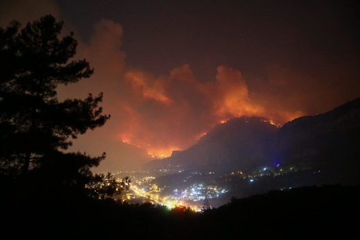 Gigantesco incendio forestal arrasa cientos de hectáreas en el suroeste de Turquía