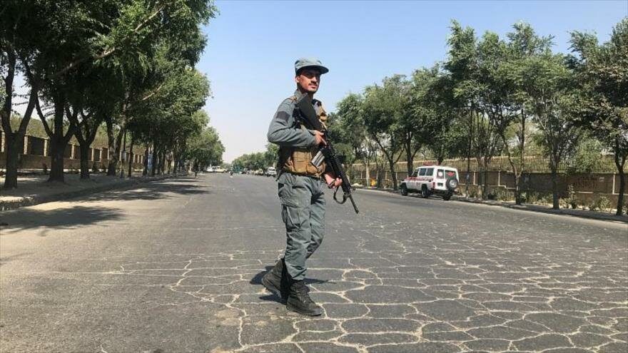 Un policía afgano pasea por una de las calles de Kabul, la capital de Afganistán.