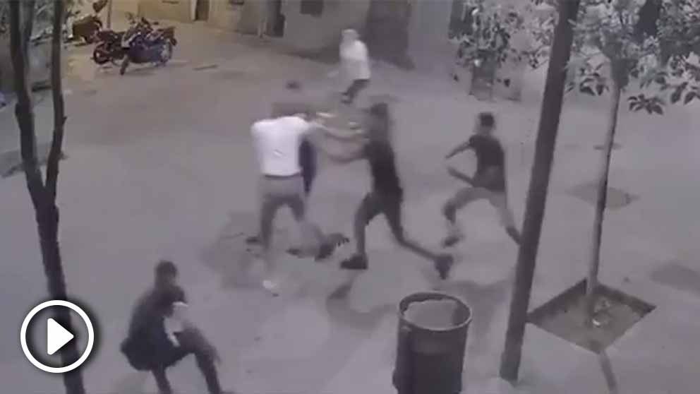 Nueve menas propinan una brutal paliza a dos jóvenes para robarles en Barcelona, España