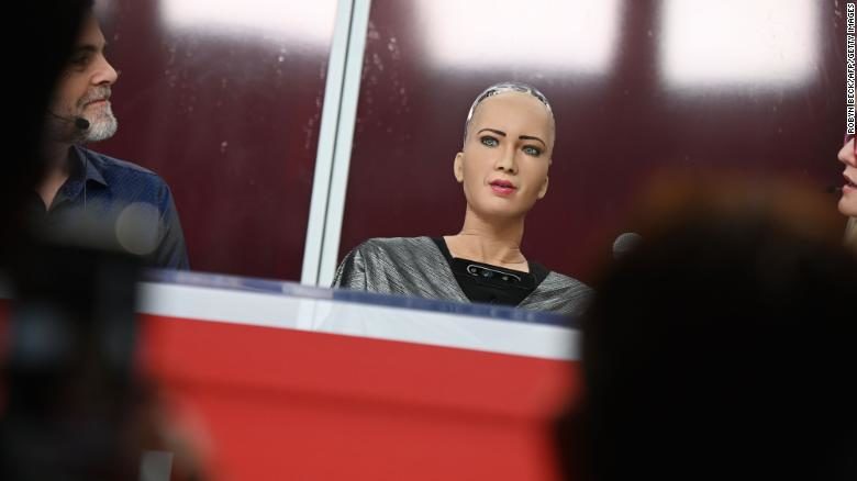 Propaganda de CNN,Un estudio muestra que los prejuicios de los humanos, como el racismo, se extienden a los robots