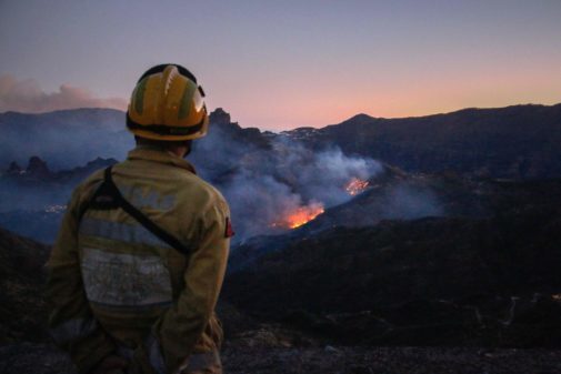 Un bombero observa, ayer, las llamas que se elevan desde el incendio forestal de Gran Canaria.