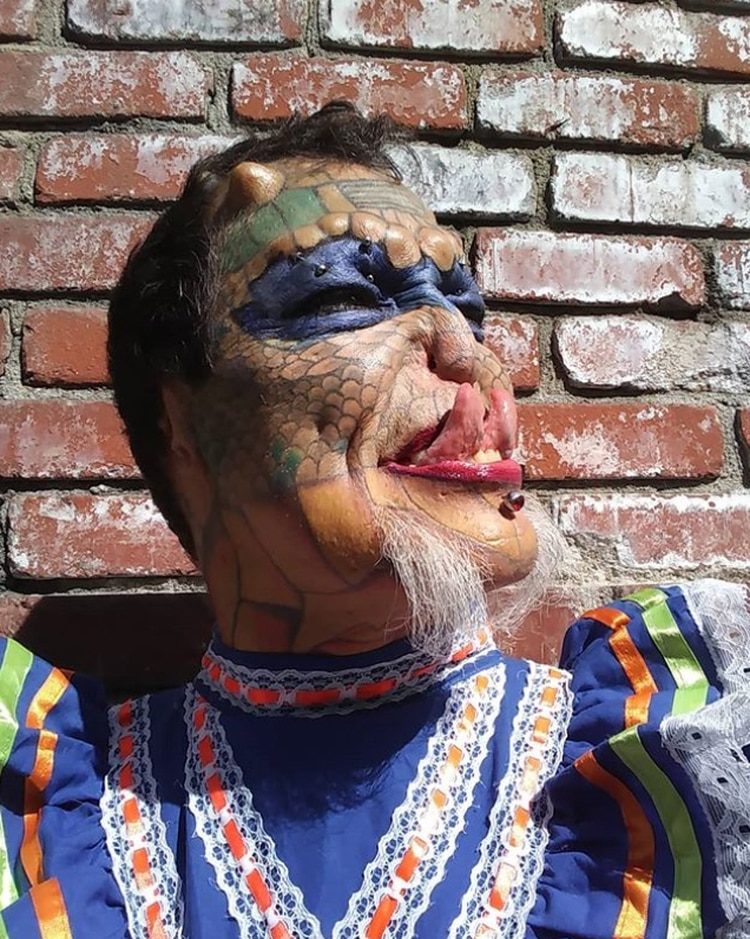 Clic para aumentar Patología aplaudida por los medios: la impactante historia del ex banquero que dejó todo para convertirse en un reptil