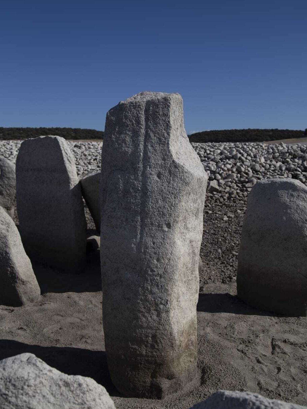 El menhir del supuesto mapa está muy erosionado y los grabados se perciben malamente. Alejandro Rufo