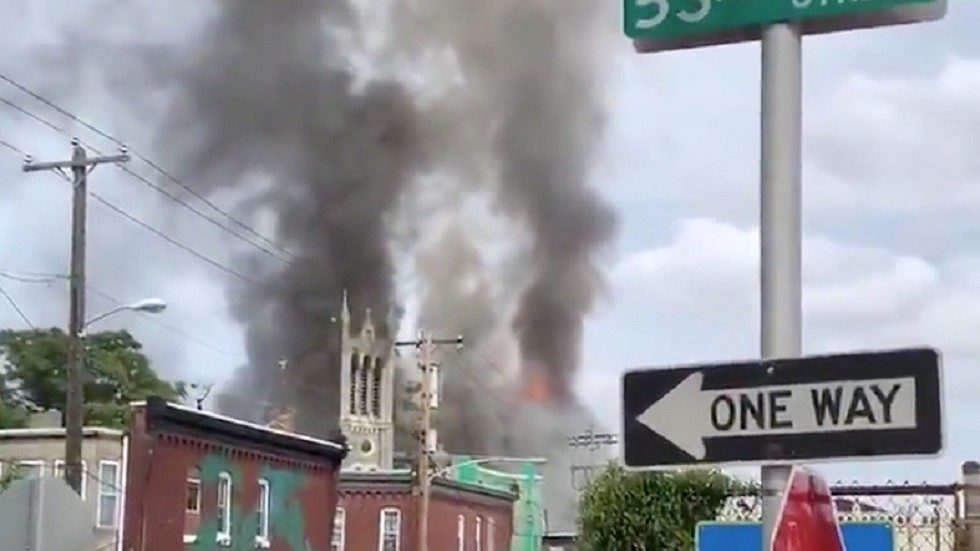 ¡Otra más!: Un incendio destroza una catedral de Filadelfia en pleno oficio religioso