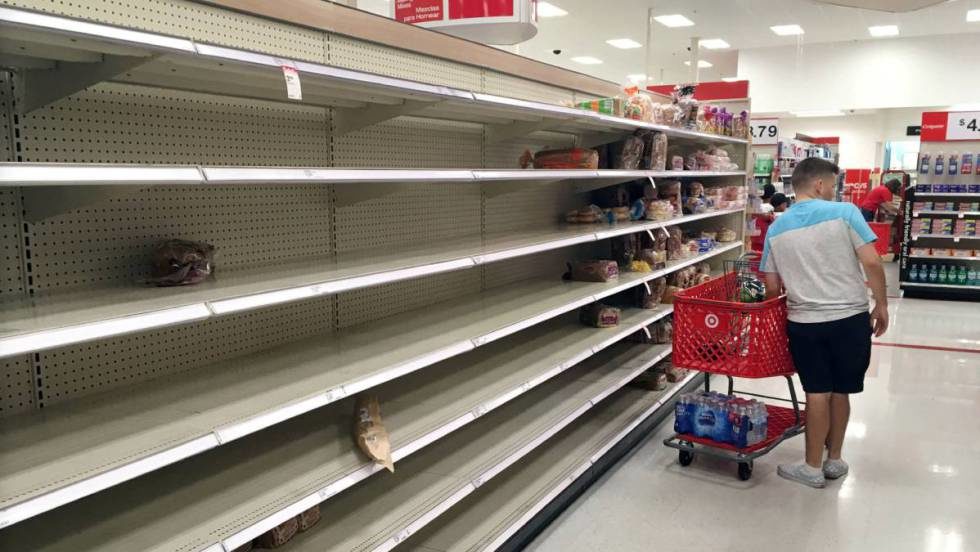 En foto, estantes casi vacíos en un supermercado de Kissimmee (Florida), este jueves.