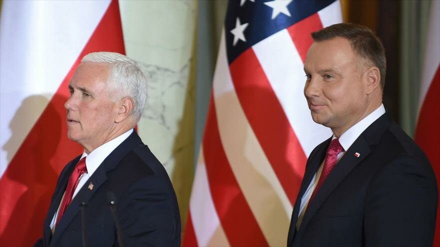 El vicepresidente de EE.UU., Mike Pence (izq.), y el mandatario de Polonia, Andrzej Duda, Varsovia, 2 de septiembre de 201