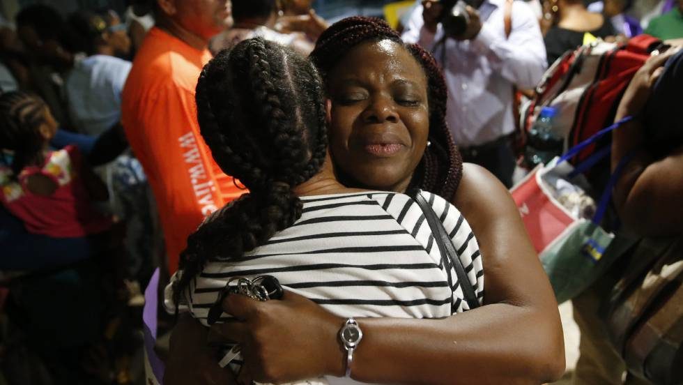 Jasmine Farrinton abraza a Roshane Eyma tras ser rescatada en las Islas Ábaco, en la Bahamas.