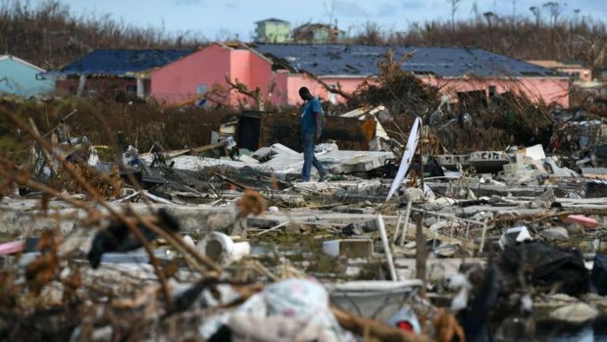 Un hombre busca sus pertenencias en los escombros que ha dejado el huracán Dorian.