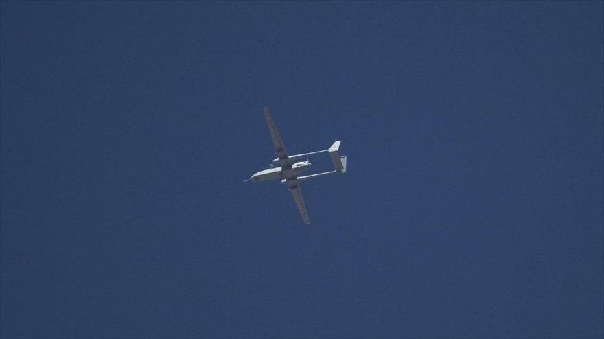 Un avión no tripulado (dron) del ejército israelí en pleno vuelo.