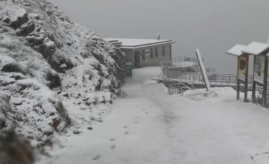 Exteriores de la estación superior de Fuente Dé, totalmente nevado a las ocho y media de la mañana.