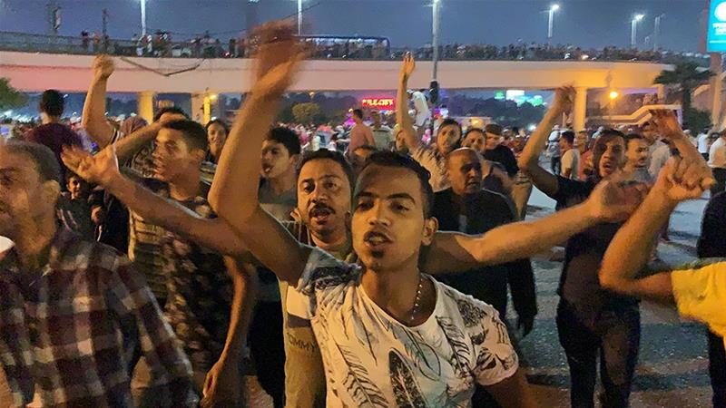 Antidisturbios actúan en manifestación contra el presidente egipcio Sisi en El Cairo