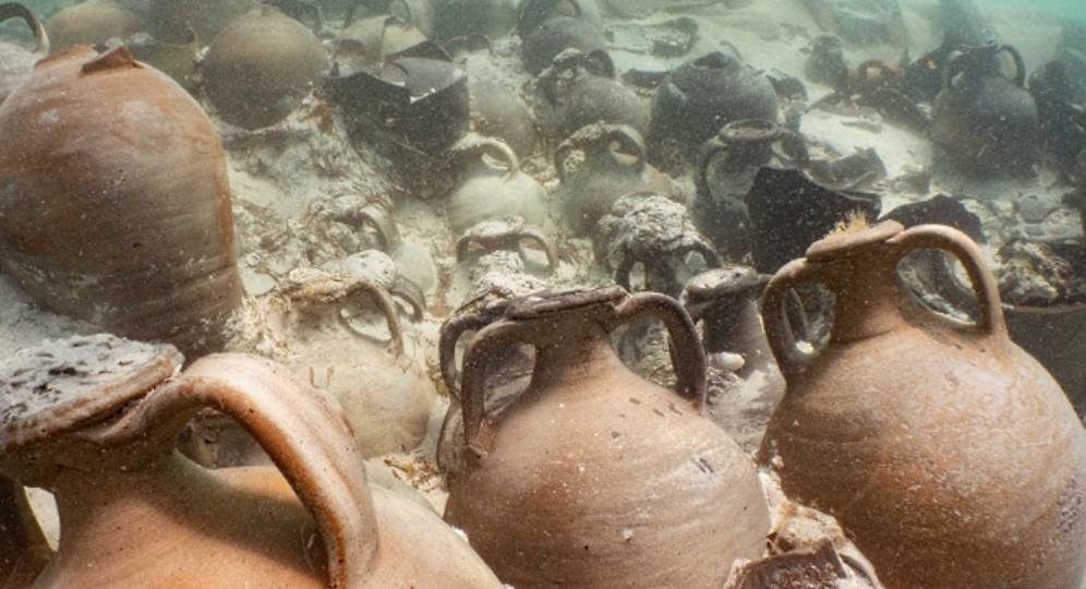 Imagen de las ánforas encontradas en el barco romano.