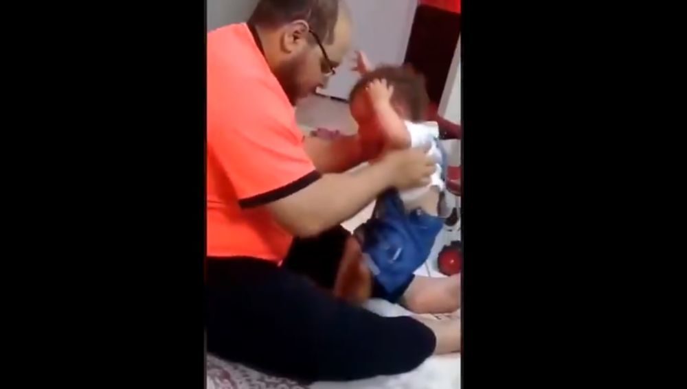 Patológico: Detienen a un padre que se grabó en vídeo golpeando brutalmente a su bebé por no saber andar