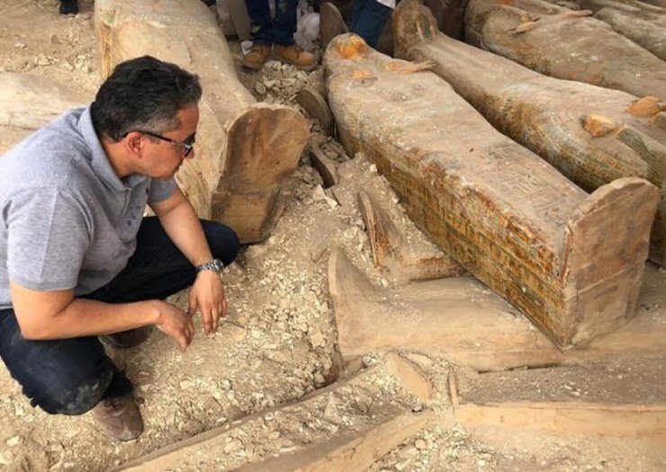 Hallan al menos 20 sarcófagos antiguos de madera en Egipto