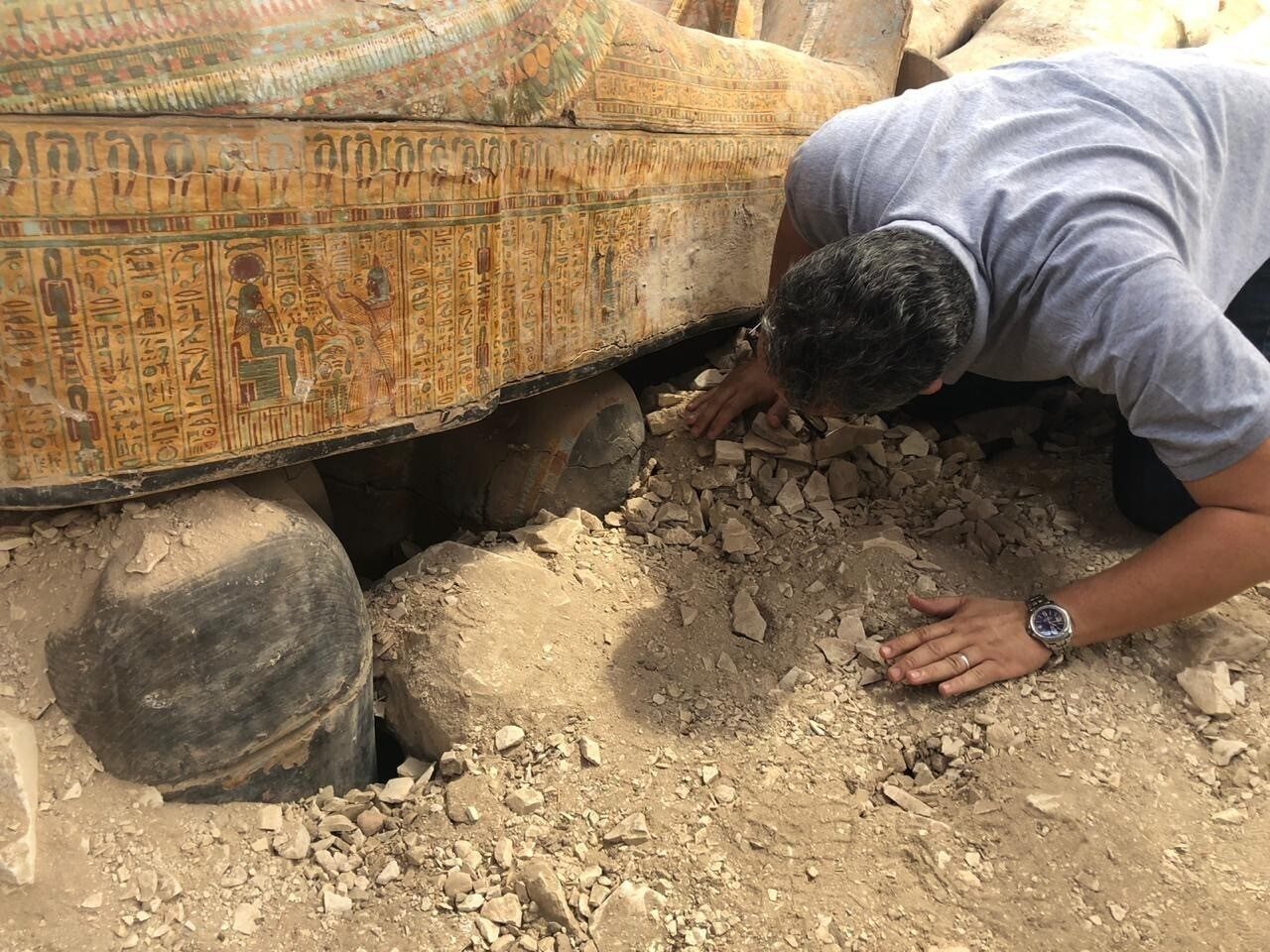 Hallan al menos 20 sarcófagos antiguos de madera en Egipto