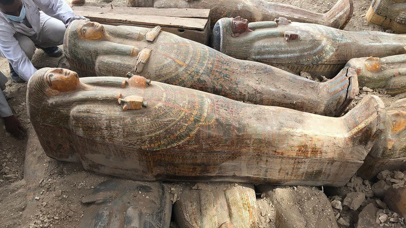 Hallan al menos 20 sarcófagos antiguos de madera en Egipto