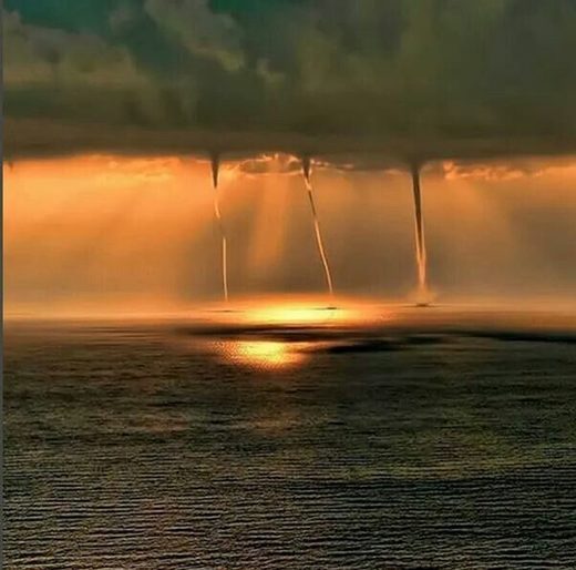 Clic para aumentar Waterspout on the Mediterranean