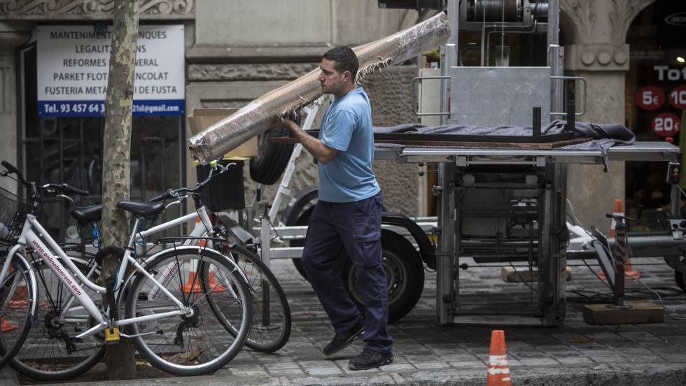 El número de parados aumentó en casi 100.000 personas en octubre en España, el mayor aumento en este mes desde 2012