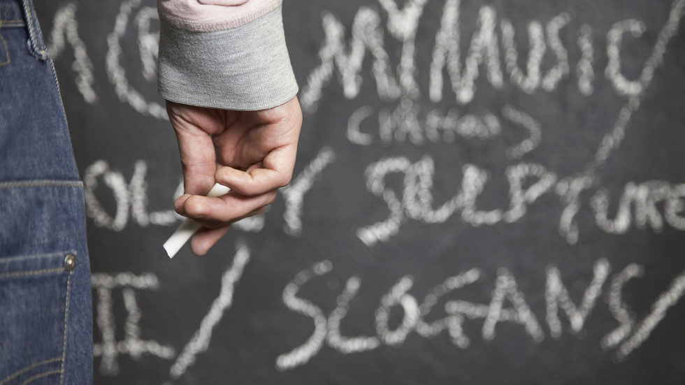 Despiden a maestra sustituta en escuela secundaria de EE.UU. por golpear a una estudiante