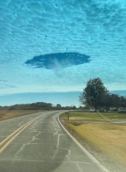 Clic para aumentar Hole punch cloud
