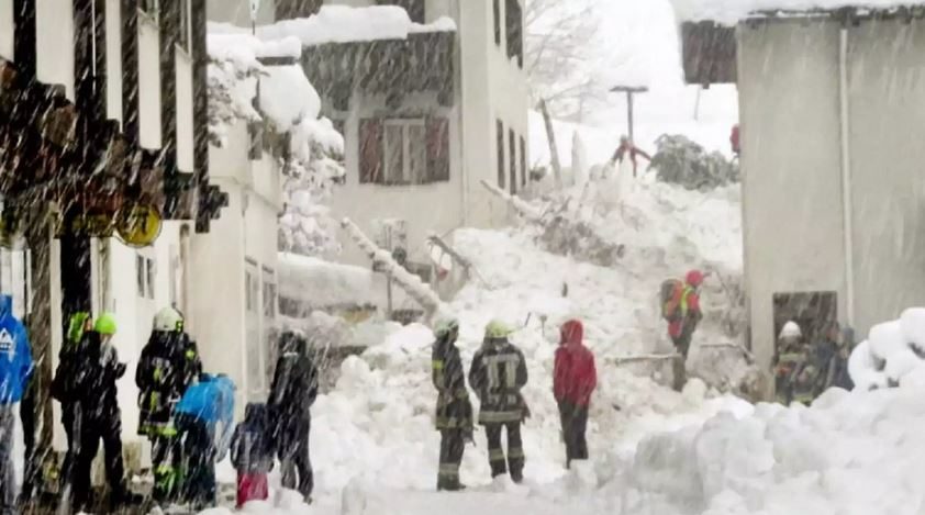 Los cuerpos de emergencias y rescate no encontraron personas atrapadas en la avalancha | Twitter