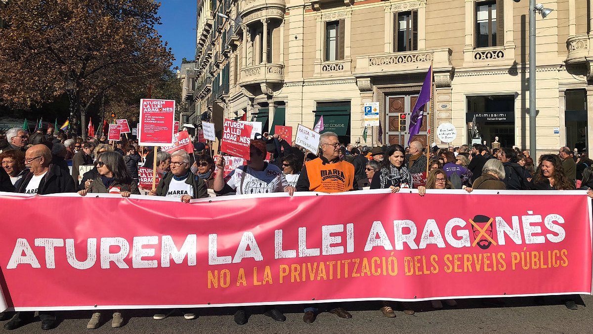 Miles de personas se manifiestan en Barcelona en contra de la privatización de 250 servicios públicos en Cataluña por parte de la partidocracia separatista