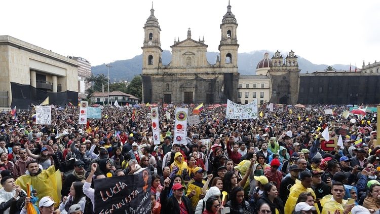 Manifestantes en Colombia protestando contra el gobierno de Iván Duque