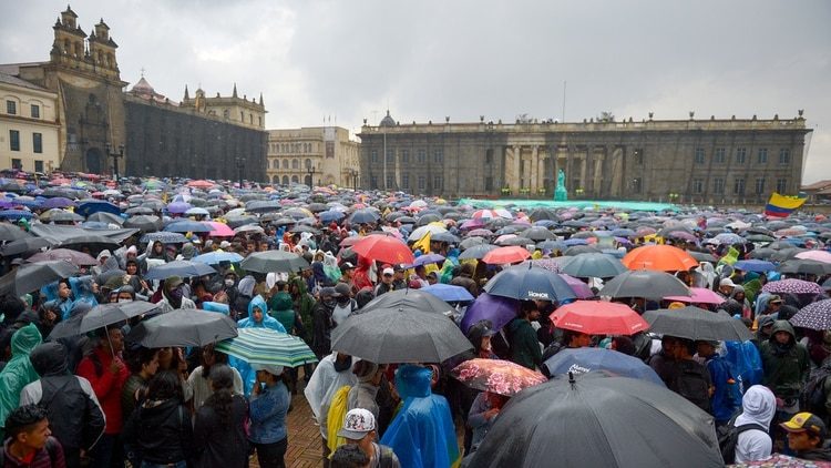 Manifestantes en Plaza Bolívar entonaron el himno nacional colombiano