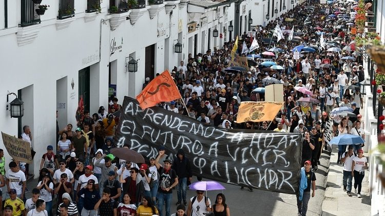 Estudiantes marchan durante una huelga