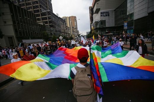 Manifestantes protestan con una bandera Wiphala en Bogotá, Colombia.